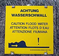 Warntafel an der Drau: Wasserschwall