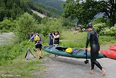 Mimi und Kelsey tragen das Boot zur Isel