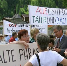 TIWAG-Chef Wallnöfer – von kritischen Frauen bedrängt