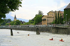 Mimi schwimmt in der Isel durch Lienz