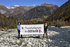 Initiatorinnen des Iselmanifests: Marianne Götsch (WWF) und Renate Hölzl (VEO) am Isel-Zubringer Kalserbach - Foto: WWF