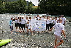 Gruppenbild im Eiswasser der Isel