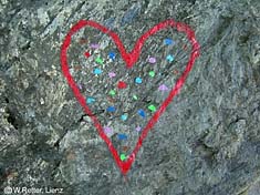 Von Kindern gemaltes Herz auf einem Stein an der Isel