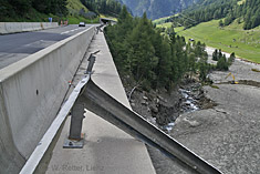 Leitschienen - weggerissen durch die Gewalt der Mure