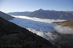 Herbstnebel über dem Iseltal