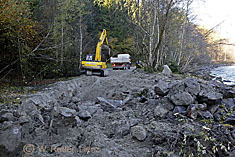 Bagger arbeiten an der Isel für die Natur