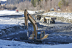 Drauschlamm wird aus dem Speicher Tassenbach herausgebaggert