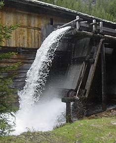 Der Arntalbach treibt die Wegelate Säge an